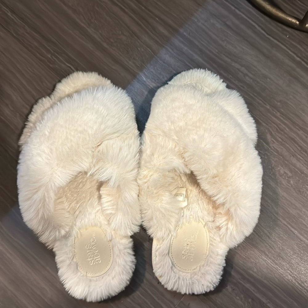 super comfy white fuzzy slippers